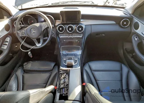 2016 Mercedes-Benz C 300 z USA, uszkodzony, nr VIN 55SWF4JB8GU122485